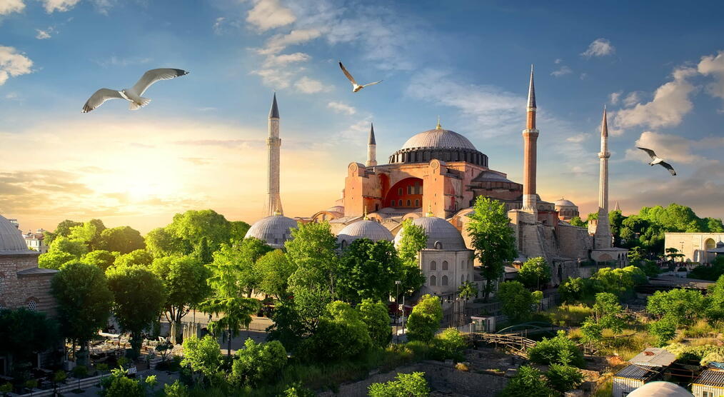 Sehenswürdigkeit Hagia Sophia bei Sonnenuntergang in Istanbul 