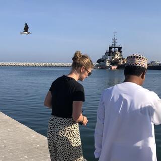 SKR-Reiseleitung mit Gast auf dem Fischmarkt