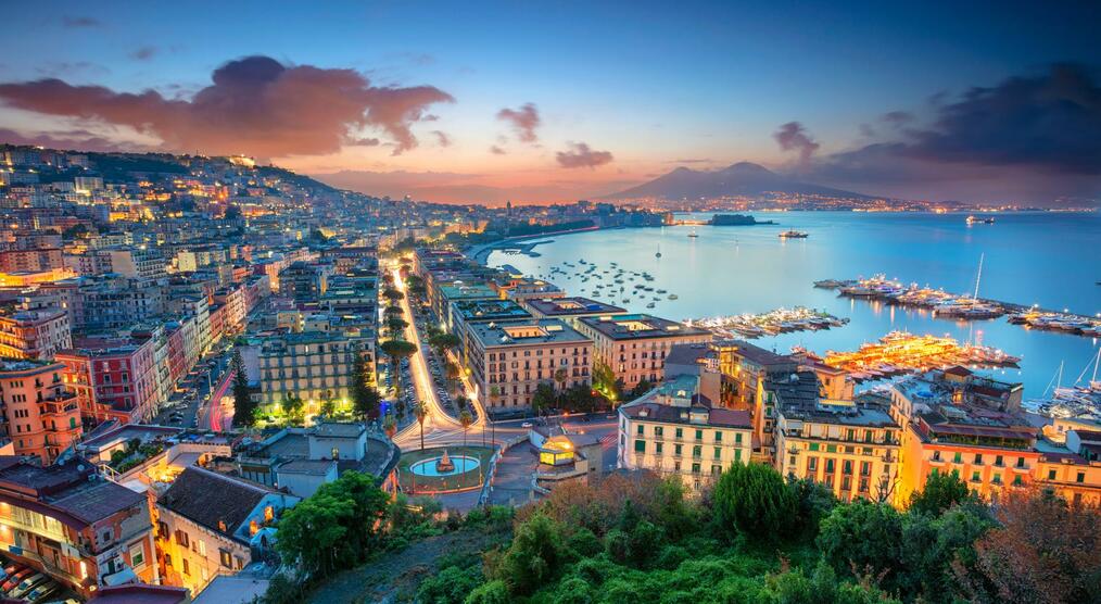 Blick auf Neapel und den Vesuv bei Sonnenaufgang bei Kampanien Reisen