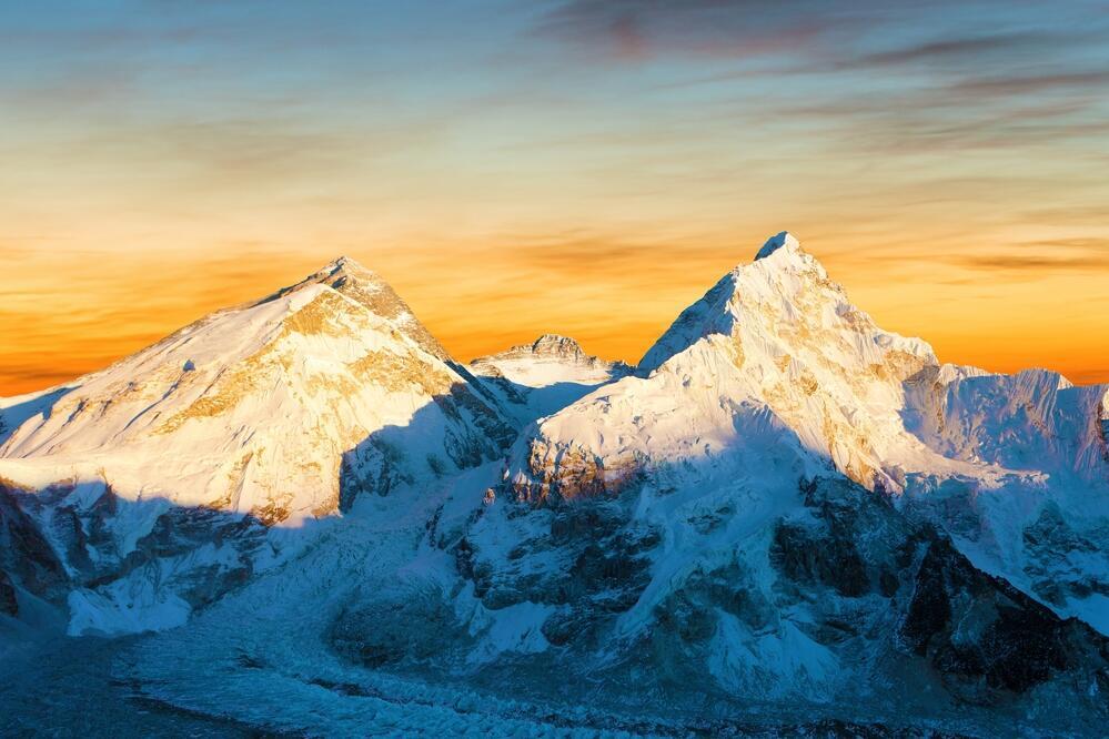 Panoramablick auf den Mount Everest, Lhotse und Nuptse vom Basislager aus bei Sonnenaufgang.