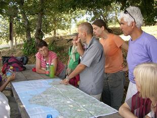 Eine SKR- Gruppe beim Kartenstudium mit Reiseleiter Angelo Petillo
