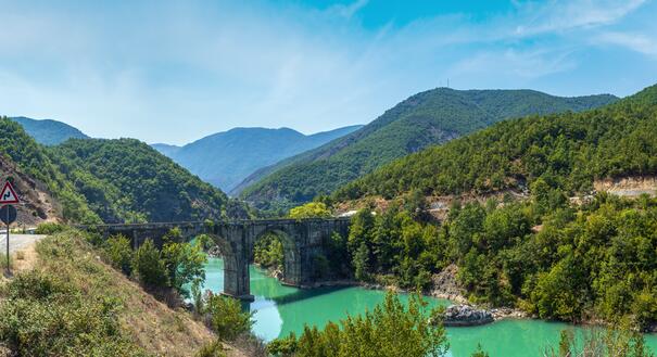 Brücke über dem Ulza Stausee