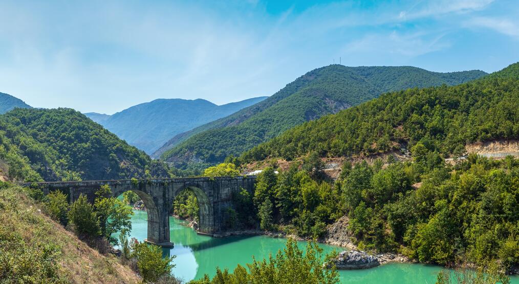 Brücke über dem Ulza Stausee