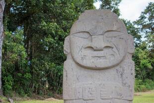 Steinskulptur im Archäologischen Park