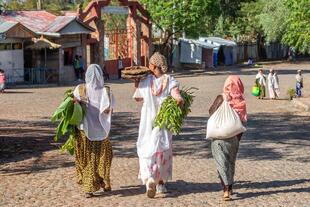 Frauen in traditioneller Kleidung