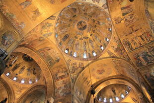 Goldene Kuppel in der Basilica San Marco
