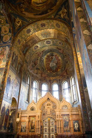 Innenraum und Altar der Sehenswürdigkeit Aufersteherkirche St. Petersburg