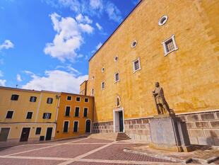 Statue auf dem Platz vor der Santa Maria 