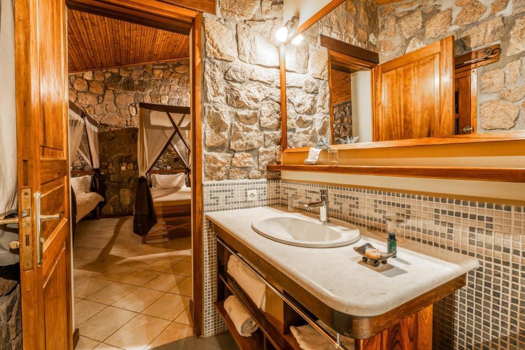 Zimmer und Badezimmer