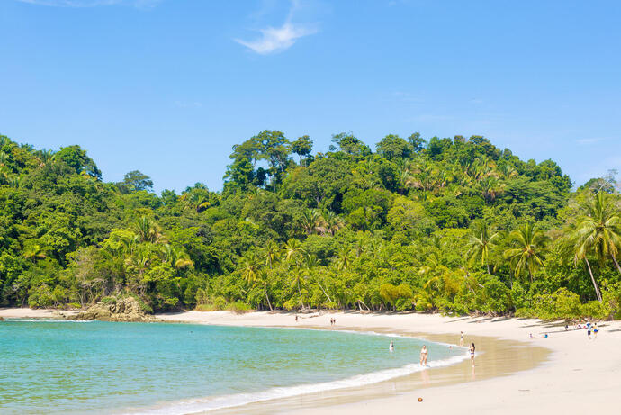 Blick auf die Strandküste im Manuel Antonio Nationalpark in Costa Rica