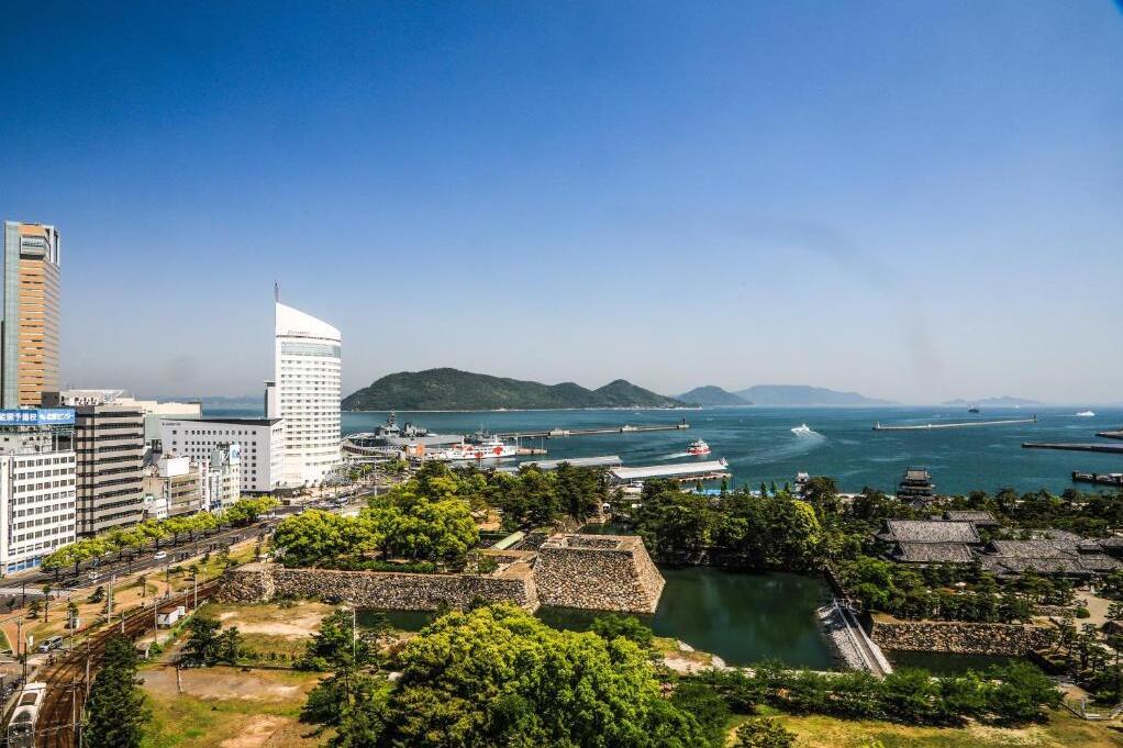 Blick auf Takamatsu und das Hotel