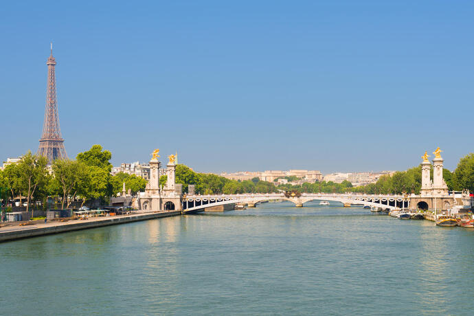 Die Pariser Skyline an der Seine in Frankreich