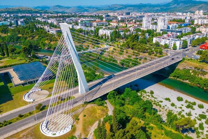 Panoramablick auf Padgorica und die Millenium Brücke