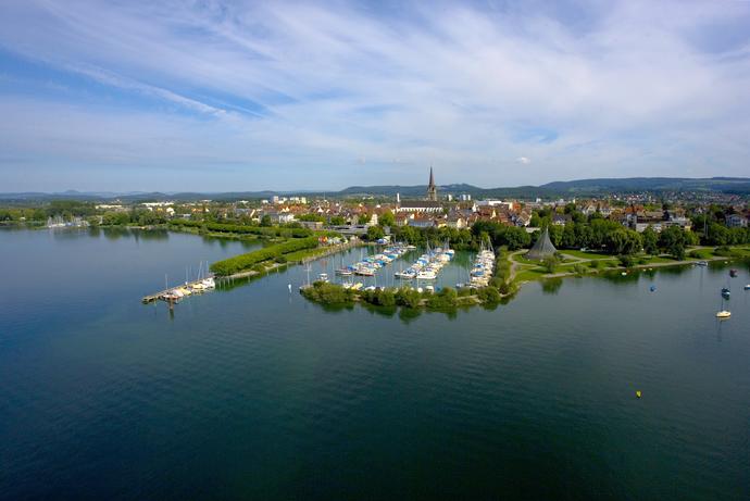 Stadtbesichtigung Radolfzell: Blick auf den Hafen und das Münster
