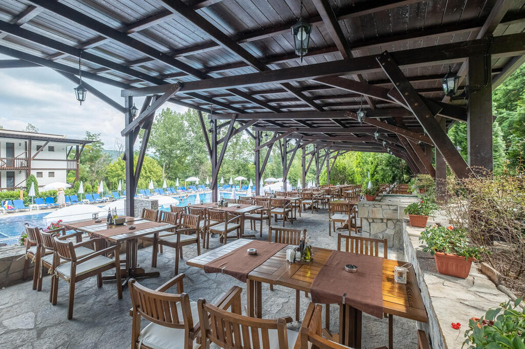 Restaurantbereich draußen am Pool