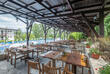 Restaurantbereich draußen am Pool