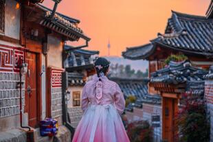 Frau blickt auf das Bukchon Hanok Village in Seoul 
