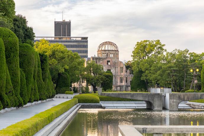 Blick auf den Atombombendom in Hiroshima in Japan 