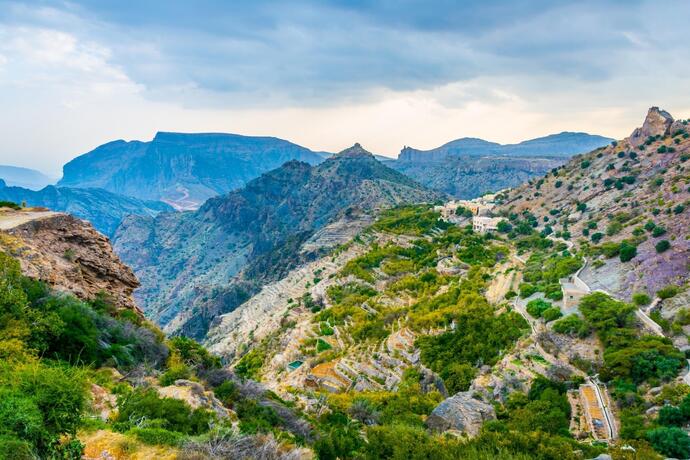 Blick auf das grüne Gebirge Jebel Akhdar während einer Reise durch den Oman