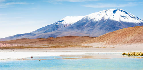Lagune und Vulkan in Altiplano