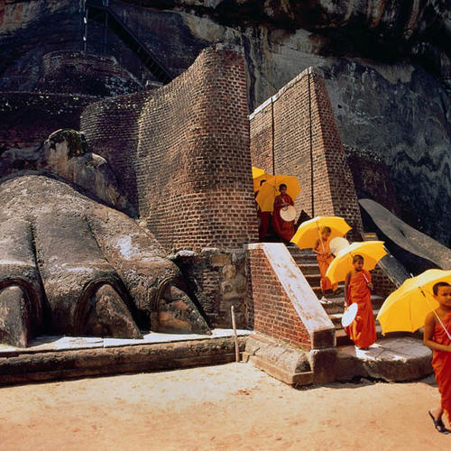 Mönche an der Treppe zum Sigiriyafelsen