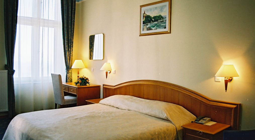 Doppelzimmer mit Straßenblick