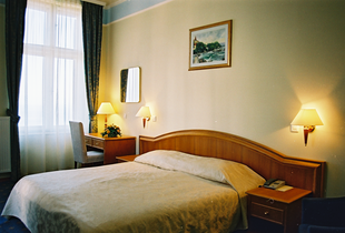Doppelzimmer mit Straßenblick