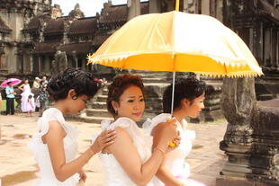 Frauen mit Sonnenschirm 