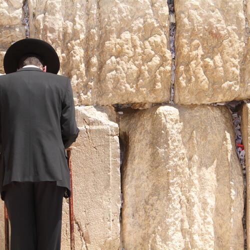 jüdischer Mann beim Gebet an der Klagemauer