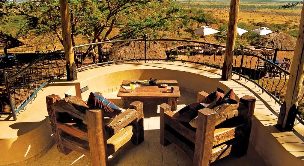 Kleine Terrasse mit Blick über den Pool und die Serengeti