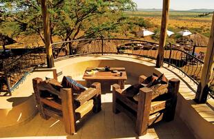 Kleine Terrasse mit Blick über den Pool und die Serengeti