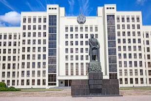 Regierungsgebäude mit Lenin-Denkmal