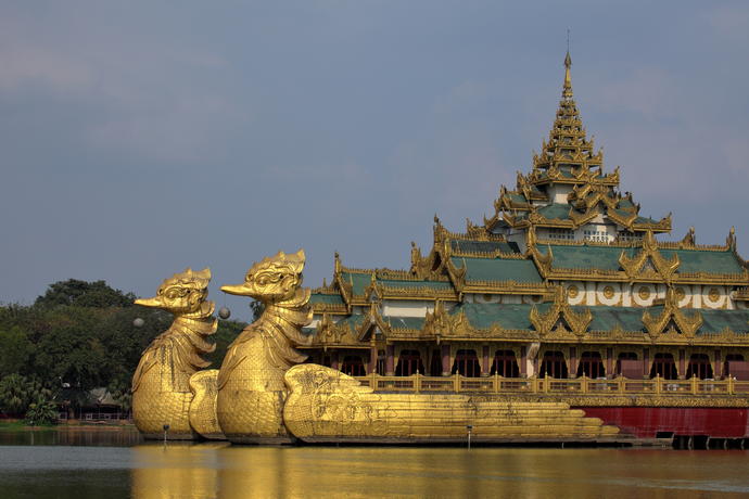 Schwimmender Palast Yangon