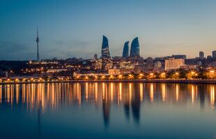 Baku Boulevard bei Nacht