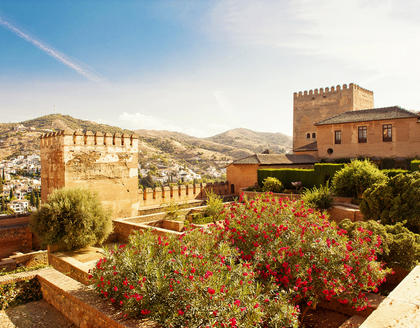 Blick auf den Eingang von Alhambra