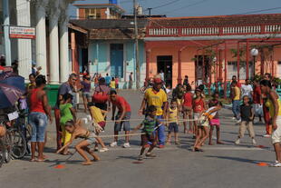 Spielende Kinder in Santiago de Cuba