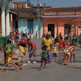 Spielende Kinder in Santiago de Cuba