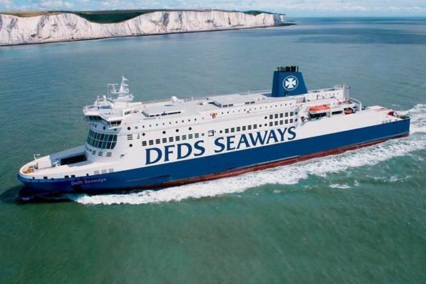 DFDS-Fähre in der Seitenansicht
