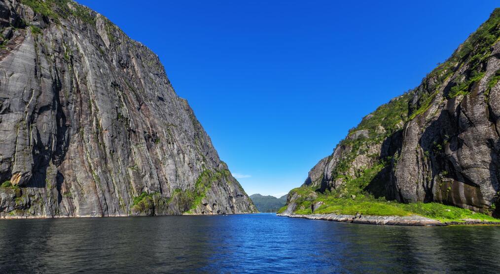 Trollfjord bei blauem Himmel