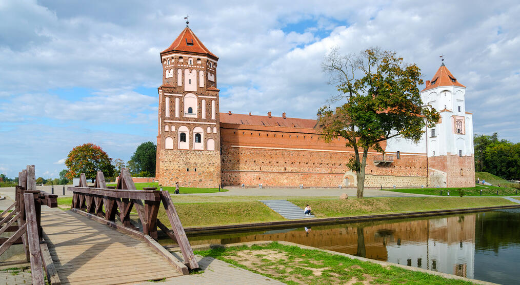Brücke zum Schloss Mir