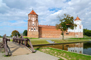 Brücke zum Schloss Mir