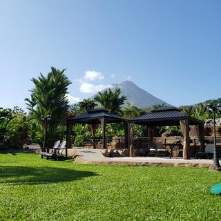 Lodge mit Blick auf den Vulkan in Costa Rica - CRRLUX