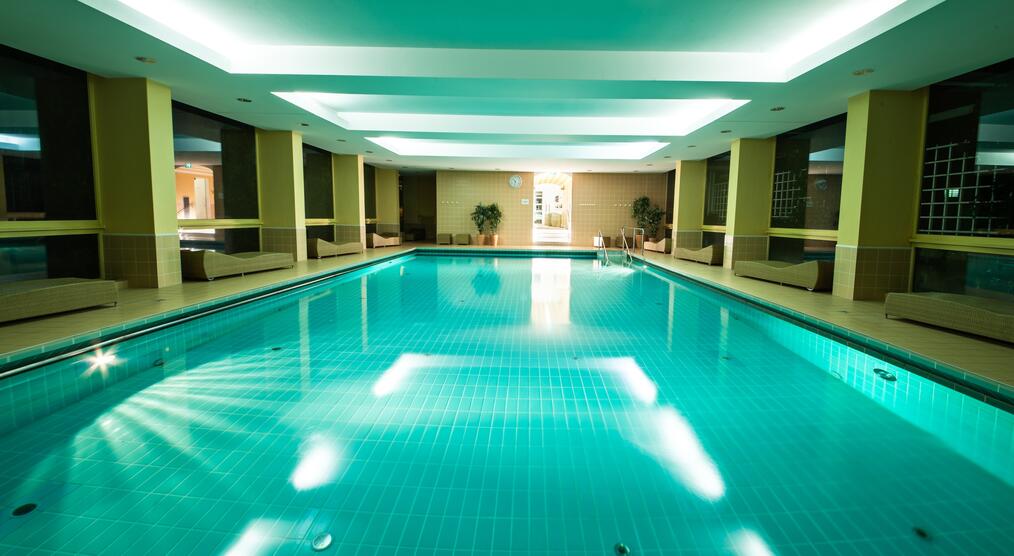 Schwimmbad bei Nacht
