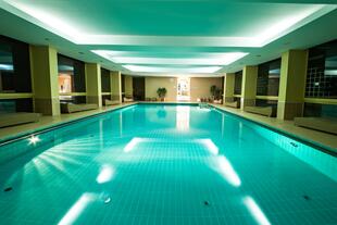 Schwimmbad bei Nacht