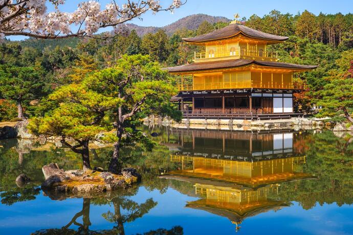 Blick auf den Kinkaku-ji-Tempel in Kyoto auf einer Japan Rundreise