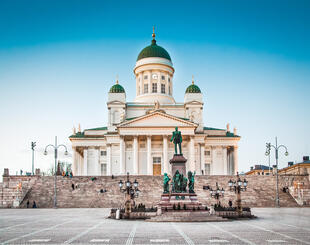 Dom von Helsinki mit Denkmal