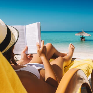 Entspannen in der Sonnenliege am Strand