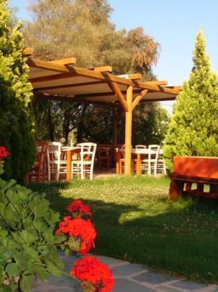 Garten mit Laube