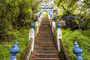 Treppen zum buddhistischen Tempel in Mulkirigala
