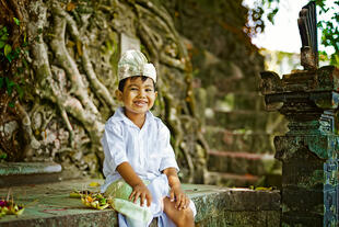 Balinesischer Junge im traditionellen Kostüm